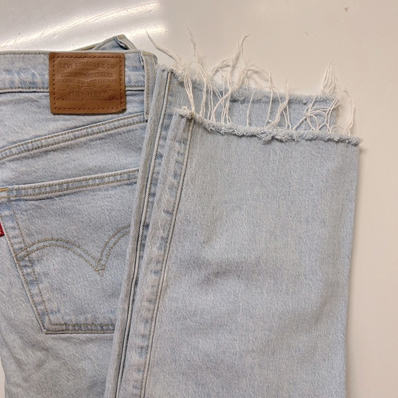 Levi’s Women’s Ribcage Straight Ankle Light Wash Blue Jeans - Picture 6 of 7